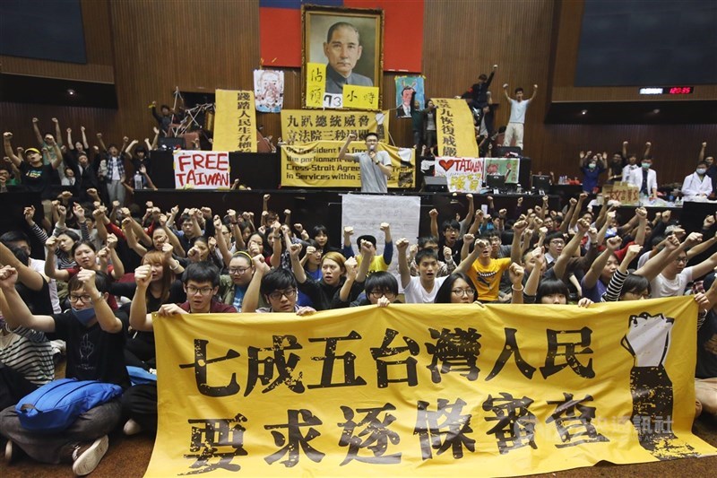 圖為2014年太陽花學運，反服貿團體和學生占據立法院議場。（中央社檔案照片）