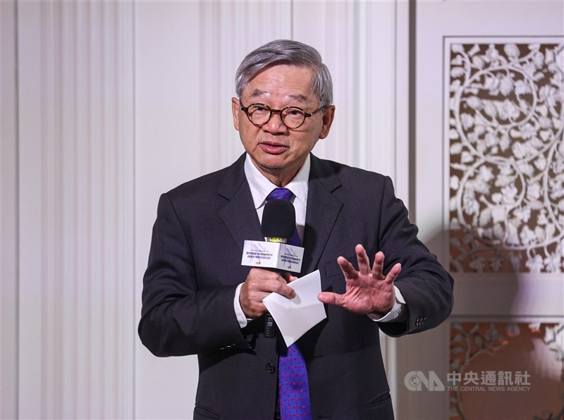 國科會主委吳誠文說明，將逐步推動全光網路，包括資料中心機房設備在內，以光纖取代銅線，預計4月底公布首個實驗點。（中央社檔案照片）