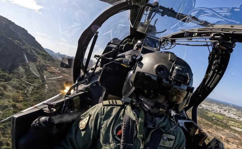 陸軍航特部602旅17日在屏東恆春執行空用武器基礎射擊，由AH-1W、OH-58D及UH-60M直升機執行實彈射擊任務。（軍聞社提供）中央社記者游凱翔傳真 115年3月18日