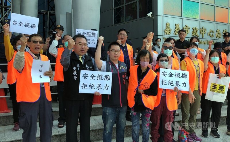 嘉義市文化路夜市自治會成員18日至市府前抗議，指控顏姓合法女攤販日前遭違規周姓攤販毆打，警方到場卻不作為。中央社記者黃國芳攝　113年3月18日