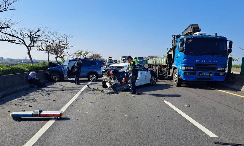 嘉義縣警察局布袋分局員警18日上午在台61線西濱快速公路北上276.3K處理交通事故時，車道上示警的警車遭後方自小客車追撞，警車後半車身被撞爛。（警方提供）中央社記者蔡智明傳真　115年3月18日