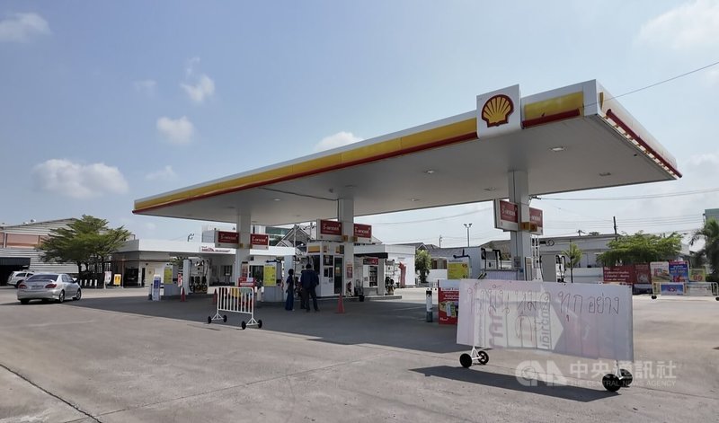 泰國曼谷賽邁區住宅區的一家加油站18日在入口處擺放「所有油品已售罄」的公告。中央社記者李宗憲曼谷攝　115年3月18日