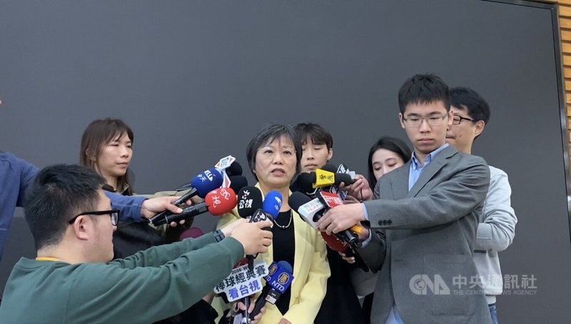 內政部長劉世芳（中）18日表示，針對在立法院的受訪距離爭議，是因她在簽到時，有幾名記者數次碰撞到自己胸部所致，未來受訪會精進相關措施。中央社記者黃麗芸攝 115年3月18日