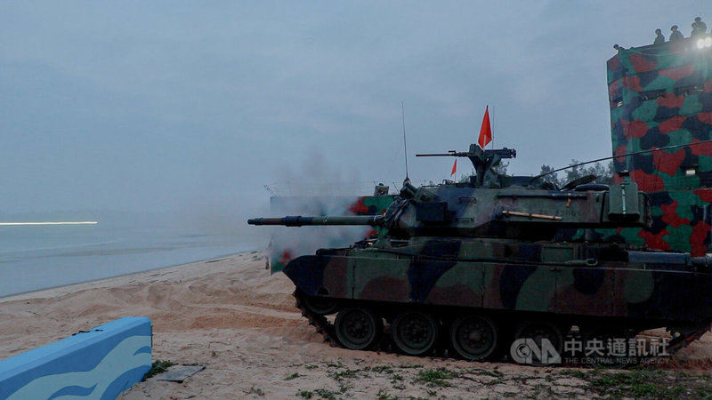 陸軍金門防衛指揮部18日拂曉進行「太武操演」，運用M41D戰車等戰、甲車及各式火砲，於烈嶼東崗海域一線據點與陣地，實施近岸防禦灘岸戰鬥實彈射擊等課目。中央社記者吳玟嶸攝　115年3月18日