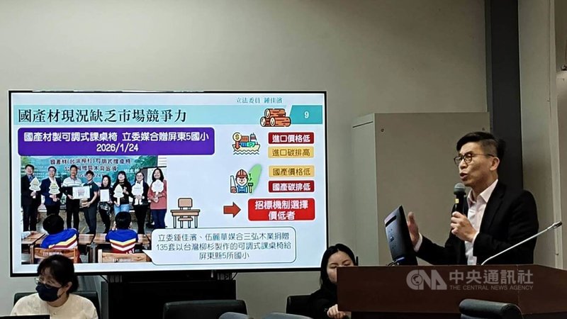 農業部林業及自然保育署推廣學校使用國產材製的課桌椅。民進黨立委鍾佳濱（右）18日提到國產材價格比進口材高缺乏市場競爭力，可媒合企業，研擬「生生用國產課桌椅」，農業部長陳駿季允諾與教育部討論。中央社記者汪淑芬攝　115年3月18日