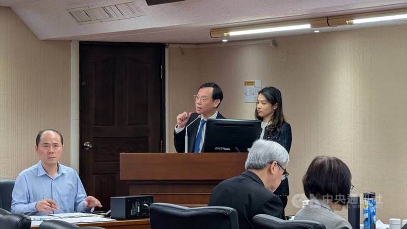 為促進民眾建立健康生活習慣，衛生福利部規劃今年推出健康幣，預計4月上線。部長石崇良（左）18日表示，上線時程將延後並朝整合不同幣種規劃，可望與運動幣形成生態循環。中央社記者曾以寧攝　115年3月18日