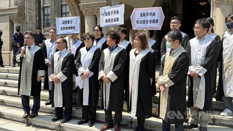 針對台中地院17日爆發掌摑事件，全國律師聯合會18日與各地律師公會代表赴司法院提出3項訴求，要求司法院面對問題，將律師人身安全納入制度性保障，建立一致且可執行的安全機制。中央社記者謝君臨攝　115年3月18日