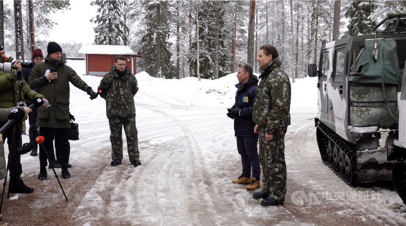 北約「極寒回應26」大型演習在芬蘭拉普蘭地區展開，瑞典國防部長約松（右2），與芬蘭國防部長哈卡寧（右1）於羅瓦耶爾維演習現場視察。中央社記者巫祈麟羅瓦耶爾維攝  115年3月18日