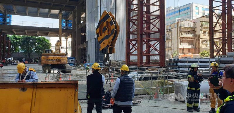 台北市南港區一處新建工地18日上午發生工安意外，1名男性工人執行高空作業卻因吊籠鋼索斷裂，自19樓墜落至地下5樓，當場身亡。警方已通報台北市勞動檢查處，並報請檢察官刑事相驗，以釐清肇因。（翻攝照片）中央社記者黃麗芸傳真　115年3月18日