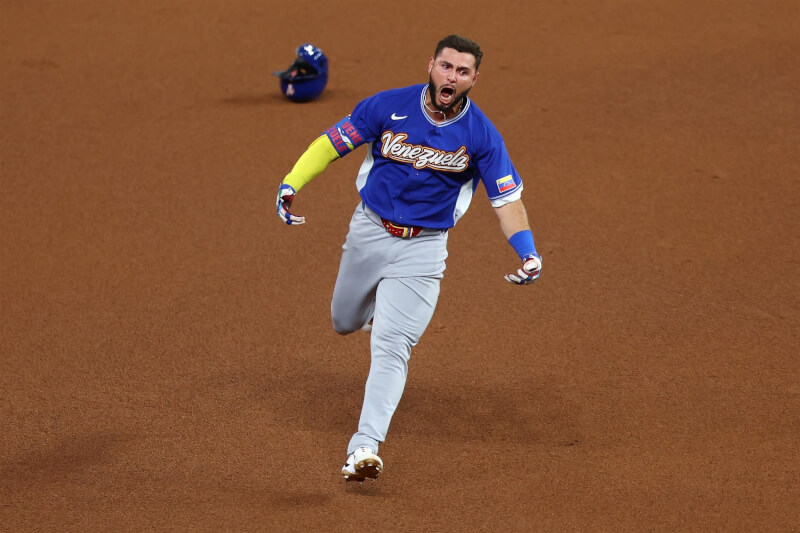 世界棒球經典賽（WBC）決賽17日開打，委內瑞拉阿布瑞烏第5局敲出陽春全壘打，助隊以2比0領先美國。（圖取自x.com/MLB）