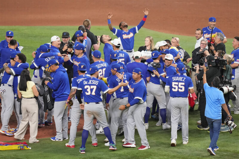 世界棒球經典賽冠軍戰，委內瑞拉（圖）最終以3比2力克強大的美國隊，拿下隊史首座冠軍。（美聯社）