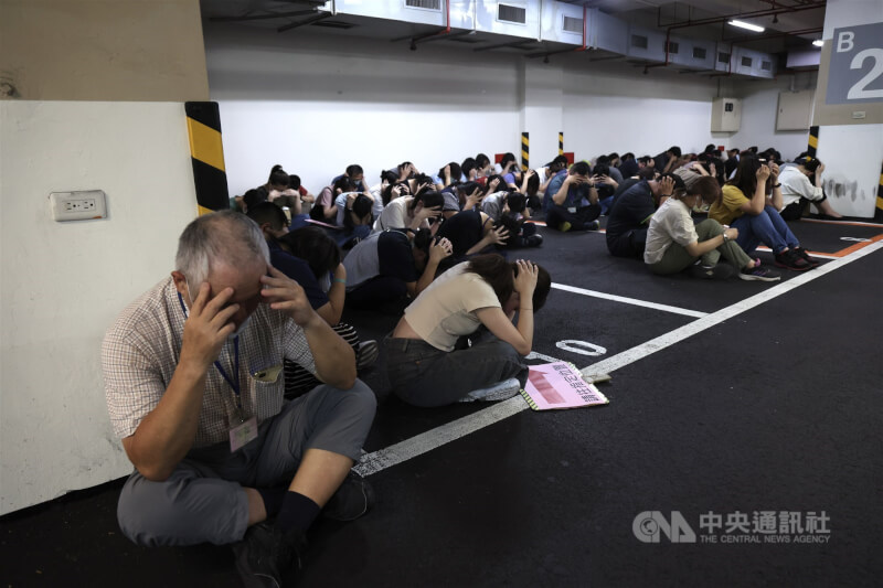 2025年城鎮韌性防空演習7月登場，民眾在台北市松山區公所地下室演練避難。（中央社檔案照片）