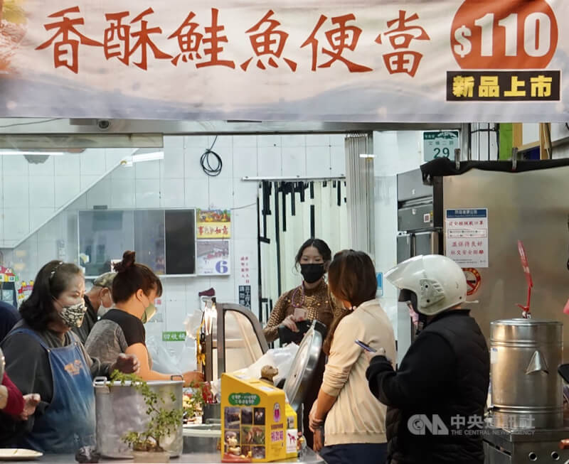 財政部針對豆漿店、麵食館、便當等大眾化消費飲食店，訂有得免用統一發票的租稅優惠，相關規定已延長至2028年12月31日落日。圖為高雄苓雅區民眾在便當店排隊買晚餐。（中央社檔案照片）