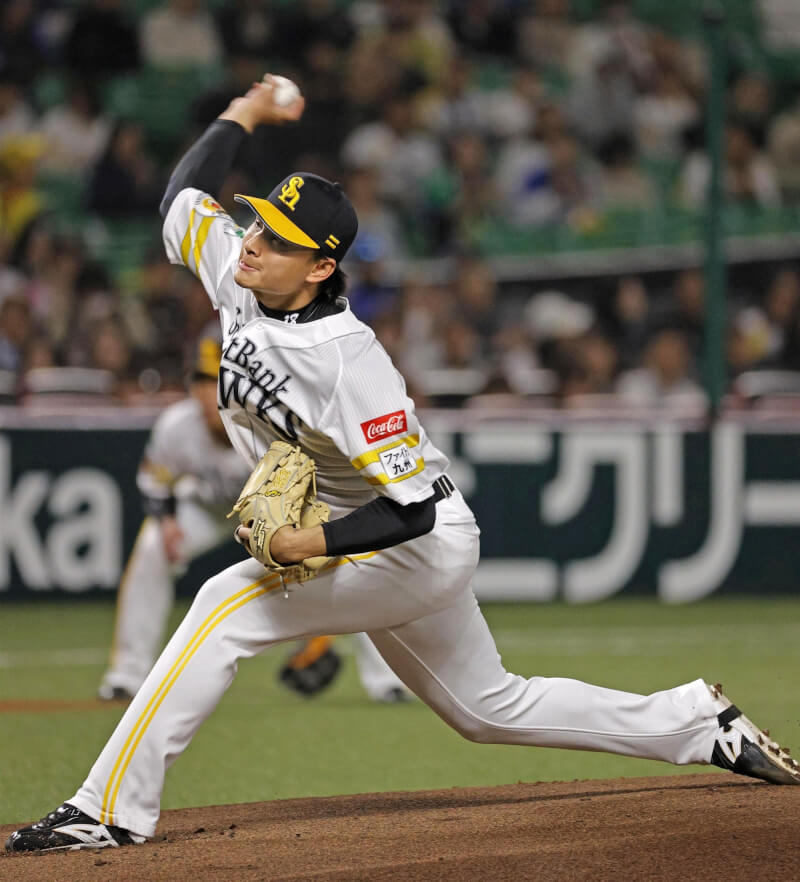 效力福岡軟銀鷹隊的台灣投手徐若熙18日首次在日本職棒官辦熱身賽登板。（共同社）