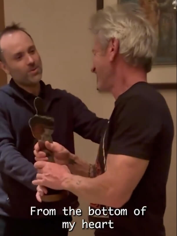 烏克蘭鐵路公司送給美國演員西恩潘象徵性的小金人，該獎座是由遭俄羅斯軍隊襲擊受損的列車車廂金屬製成。（圖取自x.com/Ukrzaliznytsia）