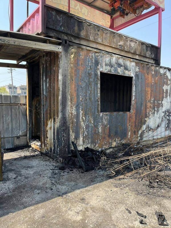 台中市沙鹿區第9公墓18日上午發生雜草火警，火勢延燒附近鐵皮貨櫃，未傳人員傷亡但有部分置放物品被燒毀。（南勢里長王愷提供）中央社記者趙麗妍傳真 115年3月18日