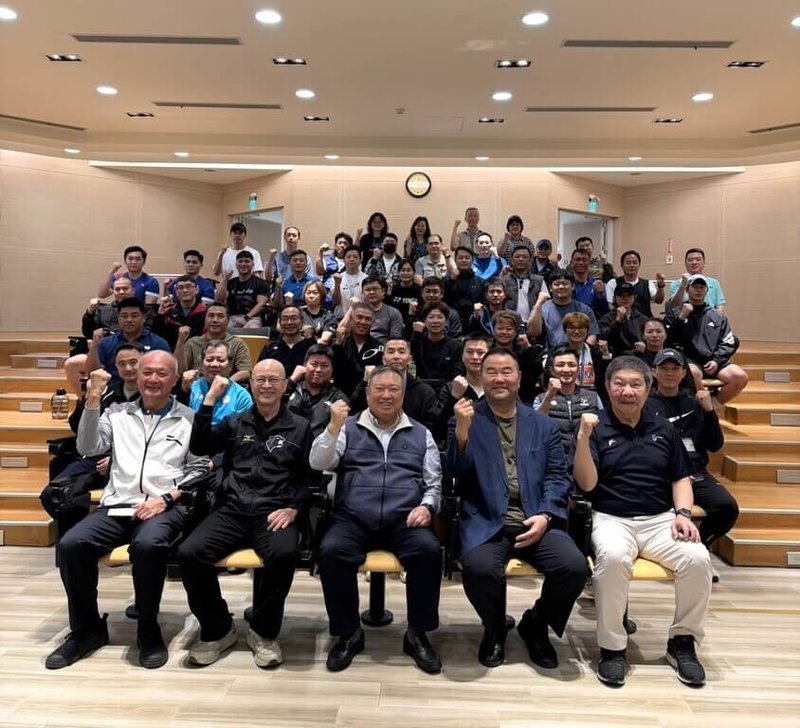 國家運動訓練中心新任董事長林鴻道（前中）18日與執行長趙士強（前右2）一同前往國訓中心，與行政團隊、培訓隊教練團進行座談交流。（國訓中心提供）中央社記者黎建忠傳真　115年3月18日