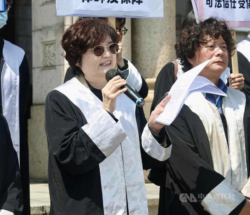 台中地方法院日前發生案件當事人掌摑台中律師公會理事長吳中和事件，全國律師公會理事長李玲玲（左）與各地律師公會代表18日到司法院大門表達求司法院正面面對問題，將律師人身安全納入制度性保障等訴求。中央社記者張皓安攝 115年3月18日