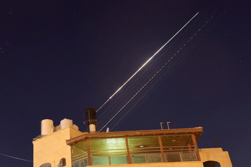 伊朗18日發射搭載集束彈頭的飛彈襲擊以色列特拉維夫。（路透社）