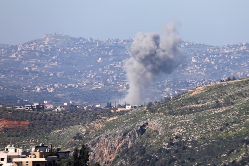 以色列17日空襲黎巴嫩南部後，現場竄起濃煙。（路透社）