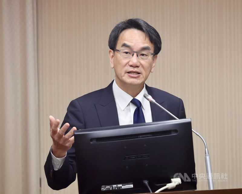 數發部長林宜敬18日在立法院備詢表示，台灣須建立自己的算力，若算力中心、人工智慧（AI）模型在國外恐面臨無法可管困境，林宜敬指出，數發部鼓勵民間投資，目前算力中心已收到鴻海投資申請。中央社記者王飛華攝　115年3月18日