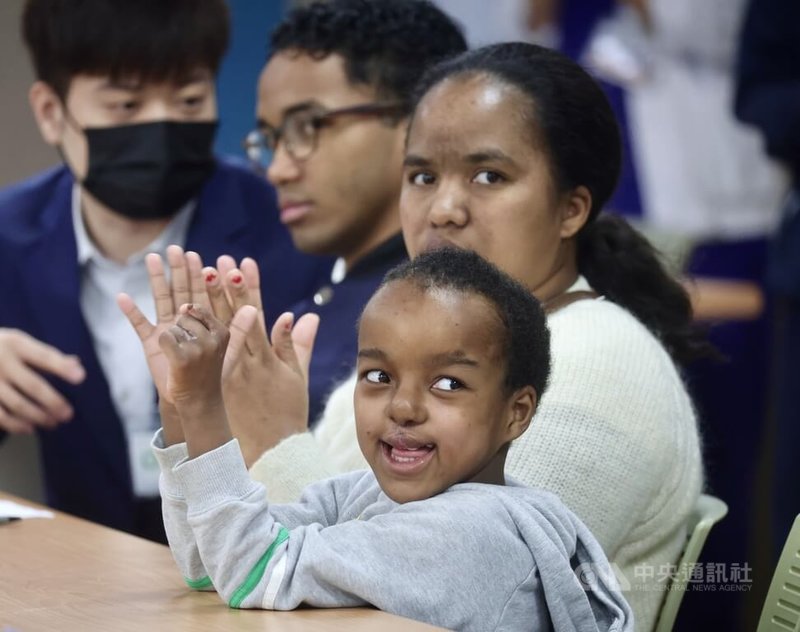 台北醫學大學附設醫院攜手台灣路竹會協助非洲馬達加斯加6歲男童Boum（前）來台接受治療，歷經11次門診、3次重大手術，終於能正常進食、開心跑跳。中央社記者張皓安攝　115年3月18日