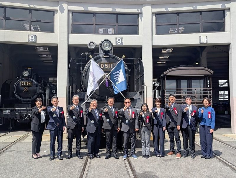 國家鐵道博物館籌備處19日與日本京都鐵道博物館正式簽署交流合作協定，與會來賓於梅小路蒸汽機車庫前合影留念。（國家鐵道博物館籌備處提供）中央社記者戴雅真東京傳真  115年3月19日