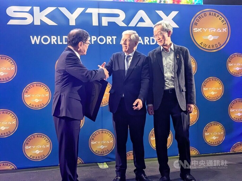 有「國際航空界奧斯卡」之稱的「全球機場獎」18日在倫敦頒獎，桃園國際機場再度奪得「全球最佳行李運送」首獎，主辦單位Skytrax執行長普雷斯德（中）在頒獎典禮上與桃機董事長楊偉甫（左）寒暄。中央社記者陳韻聿倫敦攝　115年3月19日