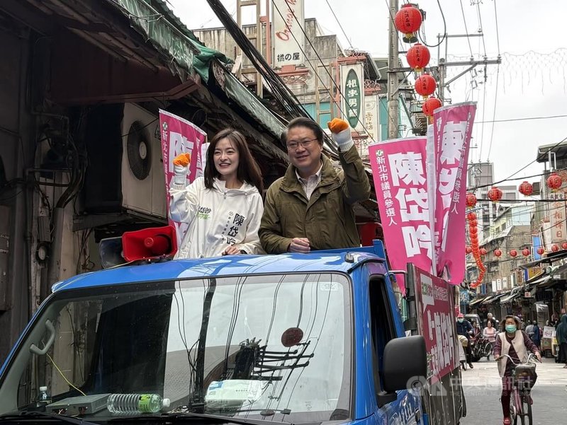民進黨新北議員初選新莊區競爭激烈，前民進黨秘書長林右昌（前右）19日陪同新莊議員參選人陳岱吟（左）車隊掃街，為初選民調拉抬聲勢。中央社記者曹亞沿攝 115年3月19日