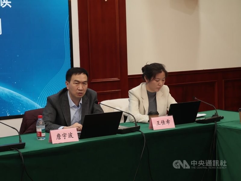 上海社會科學院19日下午召開十五五時期相關議題座談會，上海社會科學院經濟研究所副所長詹宇波（左）、上海社會科學院應用經濟研究所助理研究員王佳希（右）等專家學者出席。中央社記者李雅雯上海攝 115年3月19日