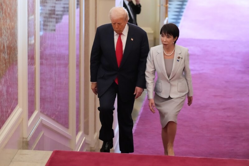 美國總統川普（左）與日本首相高市早苗（右）去年10月28日在東京會面。（美聯社）