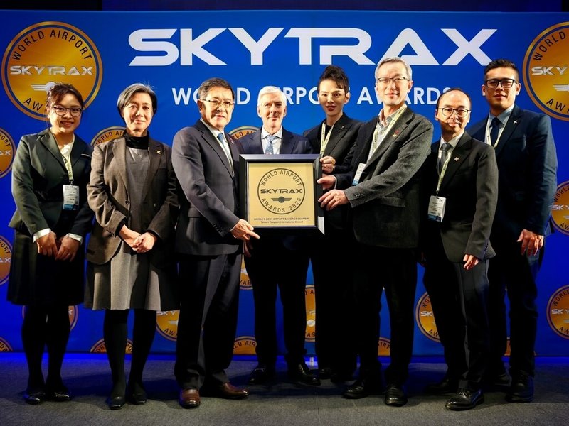 有「國際航空界奧斯卡」之稱的「全球機場獎」18日在倫敦頒獎，桃園國際機場蟬聯「全球最佳行李運送」首獎，董事長楊偉甫（左3）率團隊親自領獎，與主辦單位Skytrax執行長普雷斯德（左4）合影。（桃園國際機場提供）中央社記者陳韻聿倫敦傳真　115年3月19日