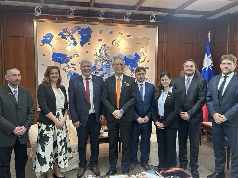 外交部政務次長吳志中（左4）18日接見捷克維索齊納省首席副省長暨國會議員佛盼卡（Otto Vopěnka，左3）訪團。（外交部提供）中央社楊堯茹傳真 115年3月19日