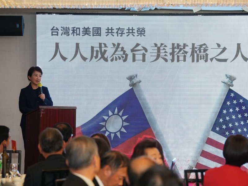 出訪美國的台中市長盧秀燕（站立者）美東時間17日晚間出席華府地區僑宴，分享從政理念。（台中市政府提供）中央社記者郝雪卿傳真  115年3月19日