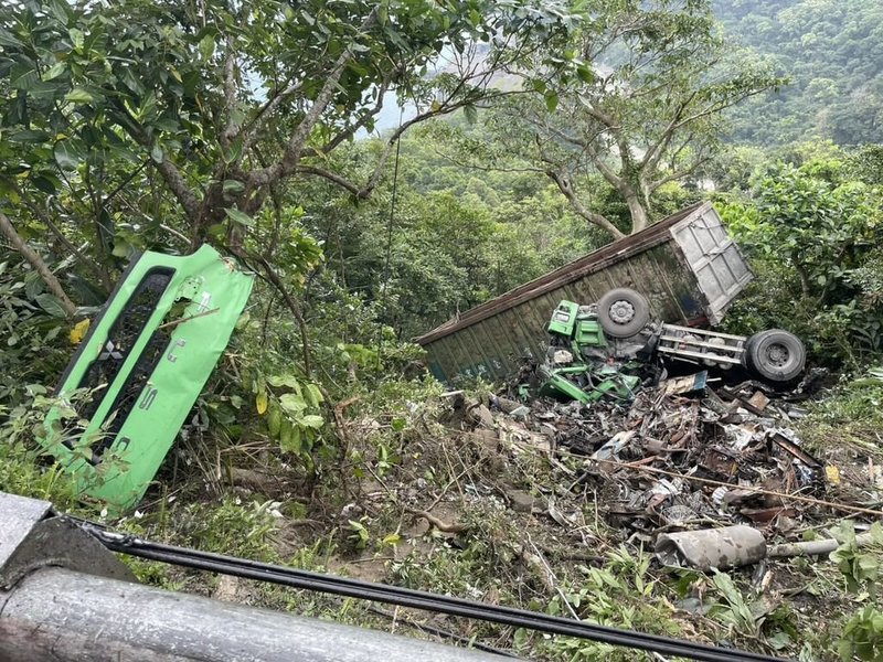 1輛大貨車19日行經台9線蘇花公路116.7K公里處（東澳至南澳路段）時，不慎衝出道路護欄，摔落約10公尺深邊坡，救難人員隨後運用繩索下切，將林姓男駕駛送醫，暫無生命危險。（讀者提供）中央社記者沈如峰宜蘭縣傳真　115年3月19日