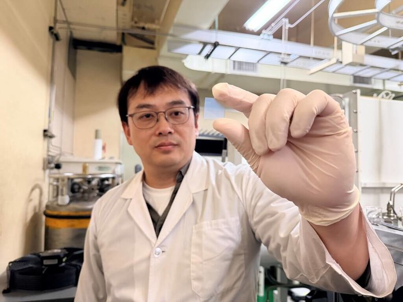國立中山大學光電工程學系副教授李炫錫（圖）研究團隊，成功模擬植物光合作用機制，研發新型奈米光觸媒材料，可利用太陽光將二氧化碳轉換為甲烷等燃料。（中山大學提供）中央社記者林巧璉傳真　115年3月19日