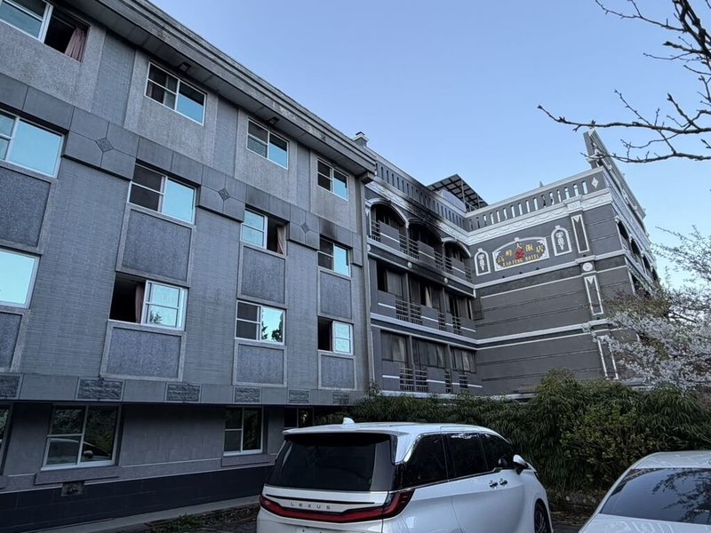 阿里山國家森林遊樂區內高峰大飯店於17日深夜發生火災，無人傷亡。火災地點位於旅社區，對其他區域及賞花地點皆無影響。（林業及自然保育署嘉義分署提供）中央社記者蔡智明傳真　115年3月19日