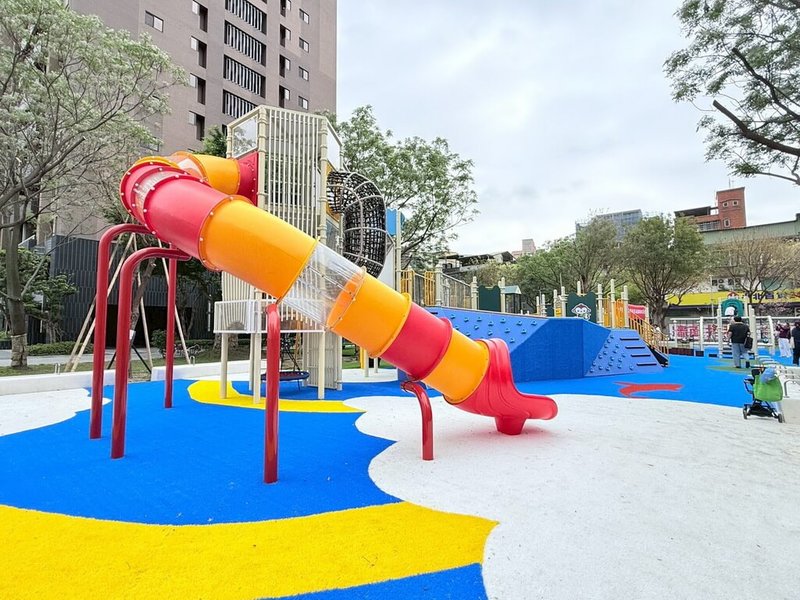 新北市板橋區溪頭公園兒童遊戲場投入新台幣1300萬元全面升級改造，導入共融式遊具與無障礙設計，19日正式啟用，提供親子安全多元的休憩空間。（新北市板橋區公所提供）中央社記者黃旭昇傳真　115年3月19日
