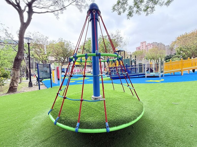 新北市板橋區親子遊憩新地標「溪頭公園」全新兒童遊戲場19日啟用，在大型複合式遊具周邊也配置了共融森林轉盤（圖）等設施。（新北市板橋區公所提供）中央社記者黃旭昇傳真　115年3月19日