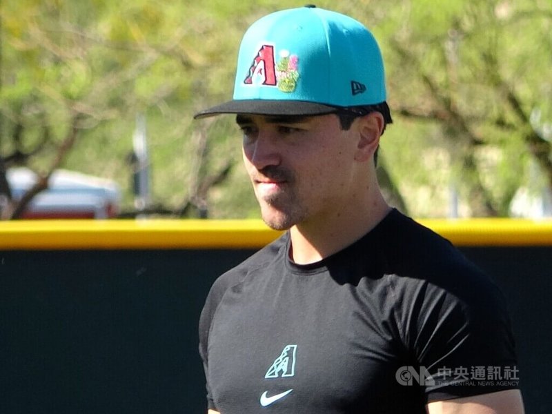 美國職棒亞利桑那響尾蛇明星外野手卡洛爾（Corbin Carroll）母親來自台灣，他接受中央社訪問時稱自己是半個台灣人。中央社記者林宏翰亞利桑那鳳凰城攝　115年3月19日