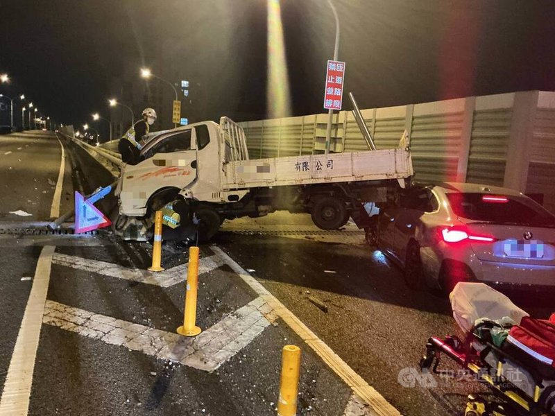 羅姓男子19日凌晨開車行經台74線台中路段，與陳男駕駛的小貨車先發生擦撞，羅男尾隨後方，不料小貨車先自撞護欄，小客車再追撞，共造成3人受傷送醫。（翻攝照片）中央社記者蘇木春傳真　115年3月19日