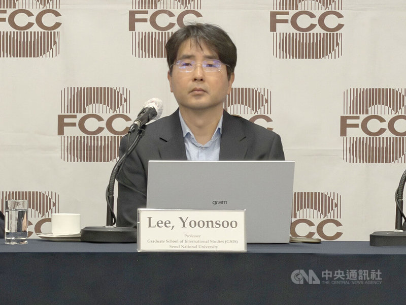 美伊戰爭導致全球油價上漲，首爾大學國際學院教授李允修（音譯）19日表示，這次戰爭影響的並非單純油價，因為經濟體特性，韓國更是首當其衝，現在更要注意第二波衝擊。中央社記者楊啟芳首爾攝　115年3月19日