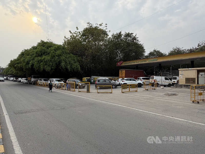 中東衝突未見停歇，導致全球能源供應緊張，印度車用壓縮天然氣（CNG）存量降低，一般民眾及營業用車輛搶著加氣，讓加氣站大排長龍。中央社記者李晉緯新德里攝　115年3月19日