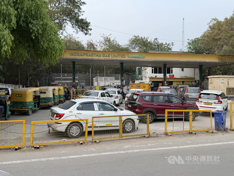 印度壓縮天然氣營業用車輛多，Uber、機動三輪車在加氣站大排長龍，部分外送司機抱怨等待時間過長，影響接單機會。中央社記者李晉緯新德里攝　115年3月19日