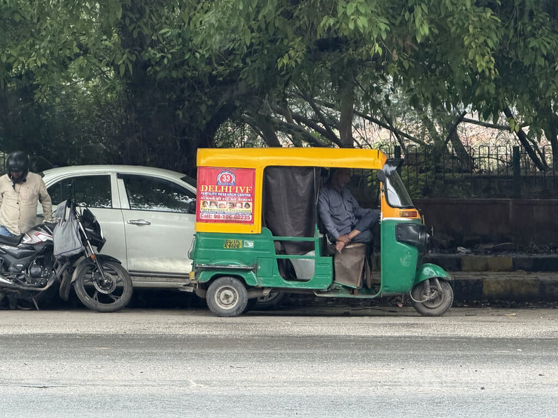 印度載客機動三輪車司機（圖）稱中東發生衝突後，壓縮天然氣漲價，因供給短缺，常要排隊超過45分鐘才能加氣。中央社記者李晉緯新德里攝　115年3月19日