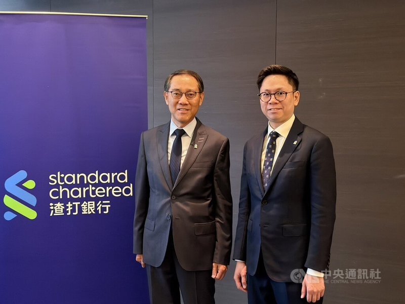 渣打銀行19日舉行2026全球暨台灣經濟展望記者會，圖為渣打集團大中華及北亞區首席經濟學家丁爽（左）、渣打集團大中華及北亞區資深經濟學家胡東安（右）。中央社記者呂晏慈攝　115年3月19日