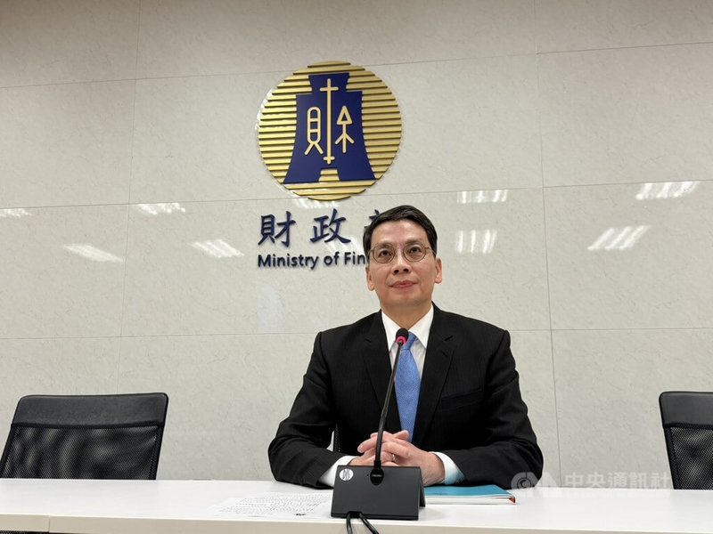 財政部次長陳勇勝19日出席記者會，澄清大眾化消費飲食店及小規模營業人每月銷售額未達新台幣20萬元仍免開立統一發票。中央社記者呂晏慈攝　115年3月19日