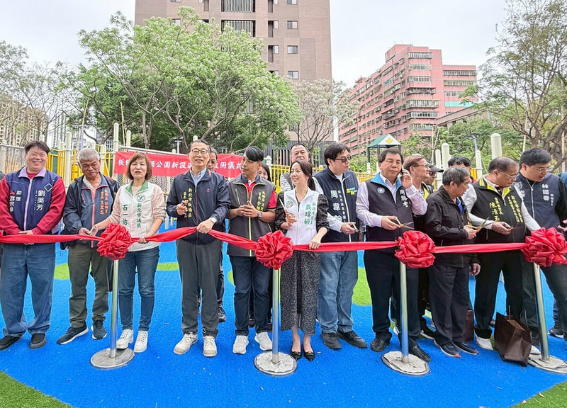 新北市板橋區溪頭公園兒童遊戲場升級改造，導入共融式遊具與無障礙設計，19日正式啟用，板橋區長陳奇正（左4）等人出席剪綵。（新北市板橋區公所提供）中央社記者黃旭昇傳真　115年3月19日