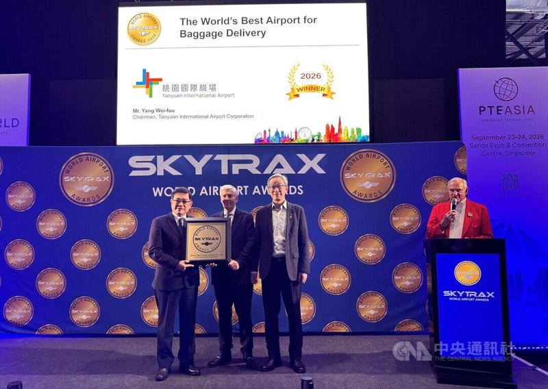 有「國際航空界奧斯卡」之稱的「全球機場獎」18日在倫敦頒獎，桃園國際機場蟬聯「全球最佳行李運送」首獎，桃機董事長楊偉甫（左）和副總經理孫宏彬（右）上台接受主辦單位Skytrax執行長普雷斯德（中）的頒獎。中央社記者陳韻聿倫敦攝　115年3月19日
