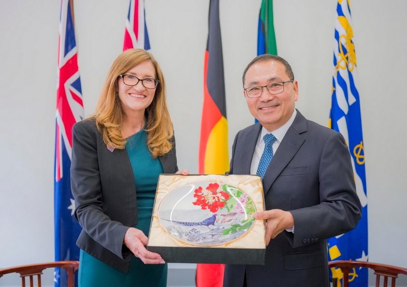 新北市長侯友宜（右）18日訪問澳洲布里斯本市議會，與議長藍德斯（Sandy Landers）（左）交流，藍德斯並邀請新北市府團隊參與2027亞太城市高峰會暨市長論壇。（新北市政府提供）中央社記者黃旭昇傳真　115年3月19日